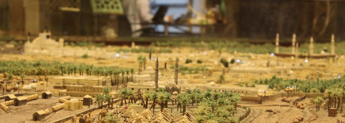 Historical depiction of Al Madinah during the time of Prophet Muhammad ﷺ, showing Masjid An-Nabawi, Sahabah homes, and early Islamic layout.