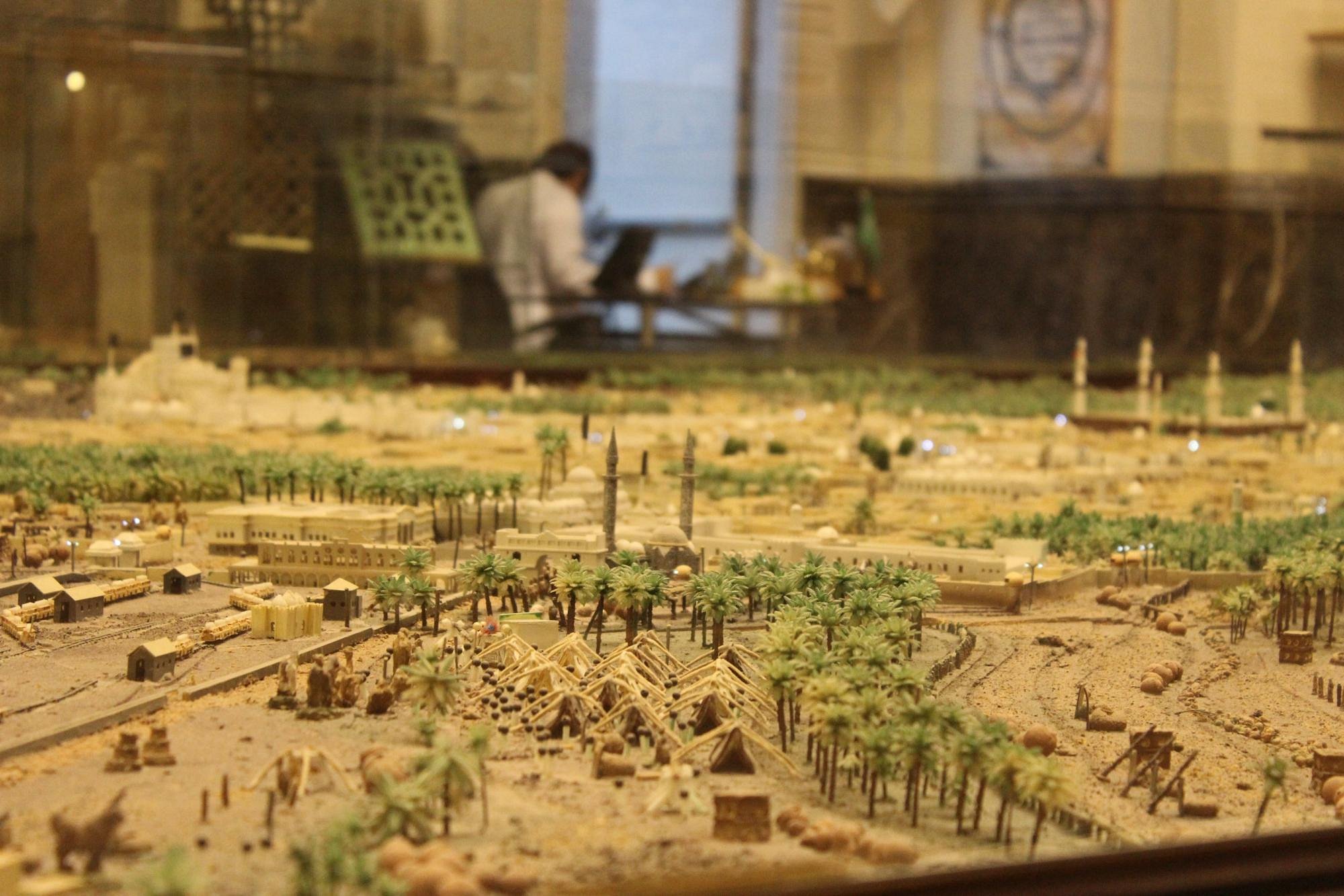 Historical depiction of Al Madinah during the time of Prophet Muhammad ﷺ, showing Masjid An-Nabawi, Sahabah homes, and early Islamic layout.